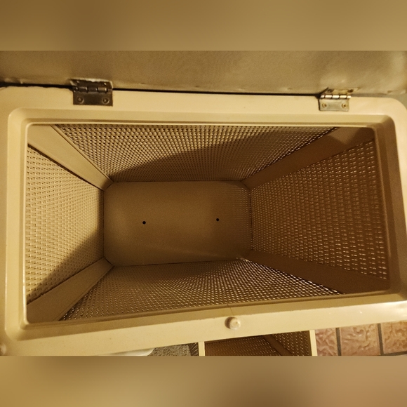 Vintage 1970s Ivory White Woven Wicker Storage Hamper - Picture 8 of 12